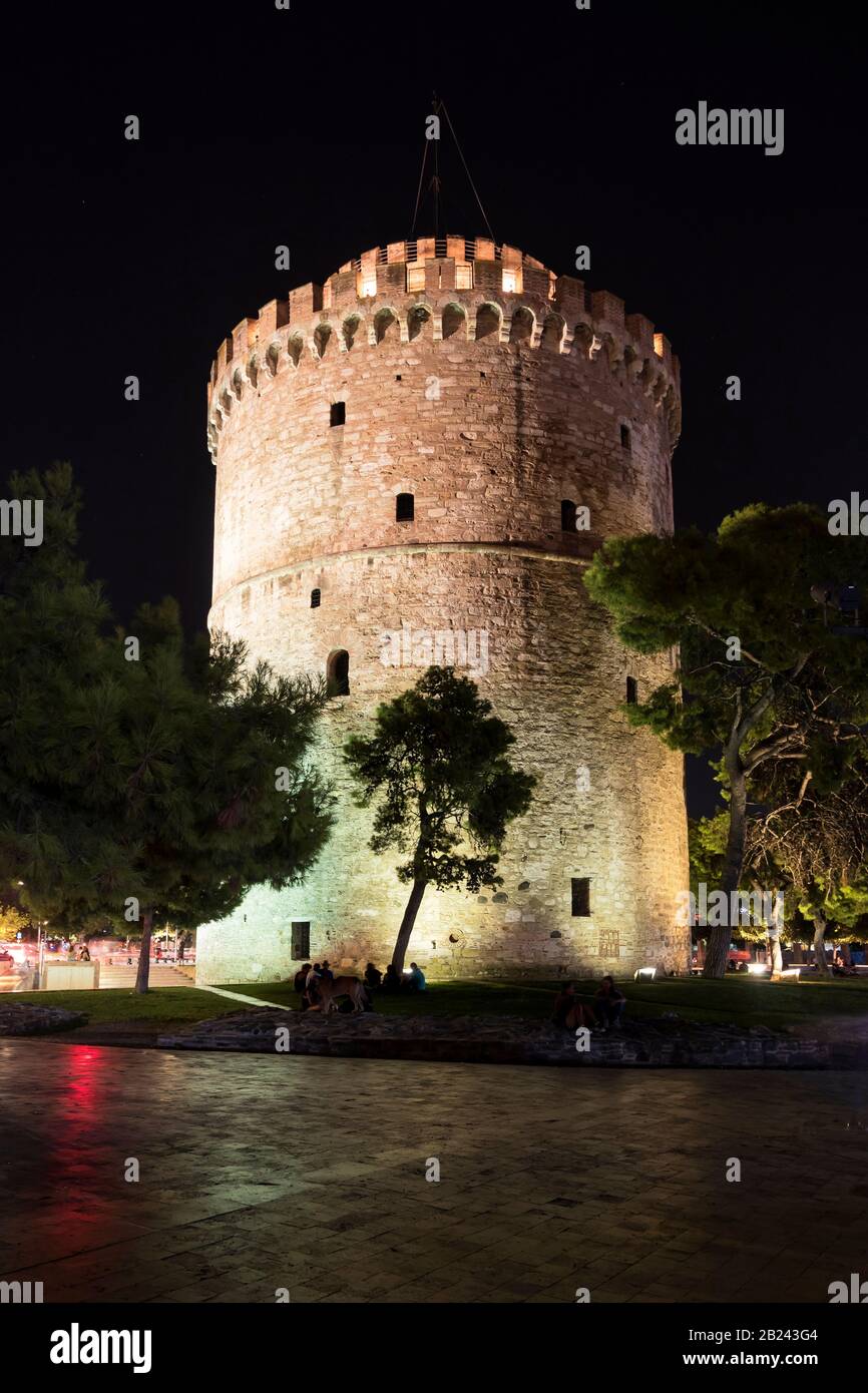 Weißer Turm in der Stadt Saloniki in Griechenland. Der Turm wurde während der Zeit der ottonischen Herrschaft zu einem Gefängnis. Stockfoto