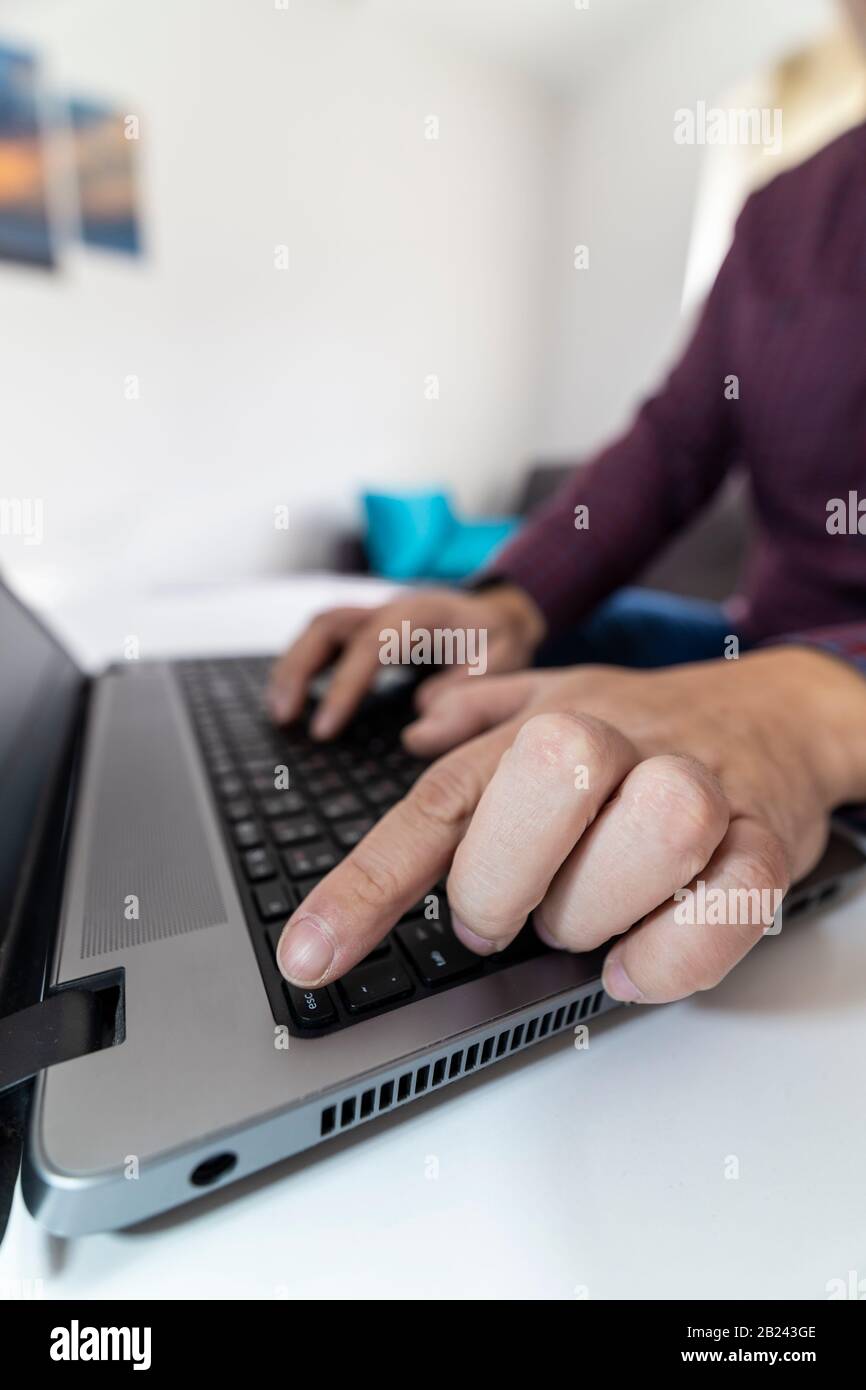 Beenden Sie mein Jobkonzept. Niedrige Sicht auf einen Mann, der die Escape-Taste auf einer Laptop-Tastatur drückt. Stockfoto