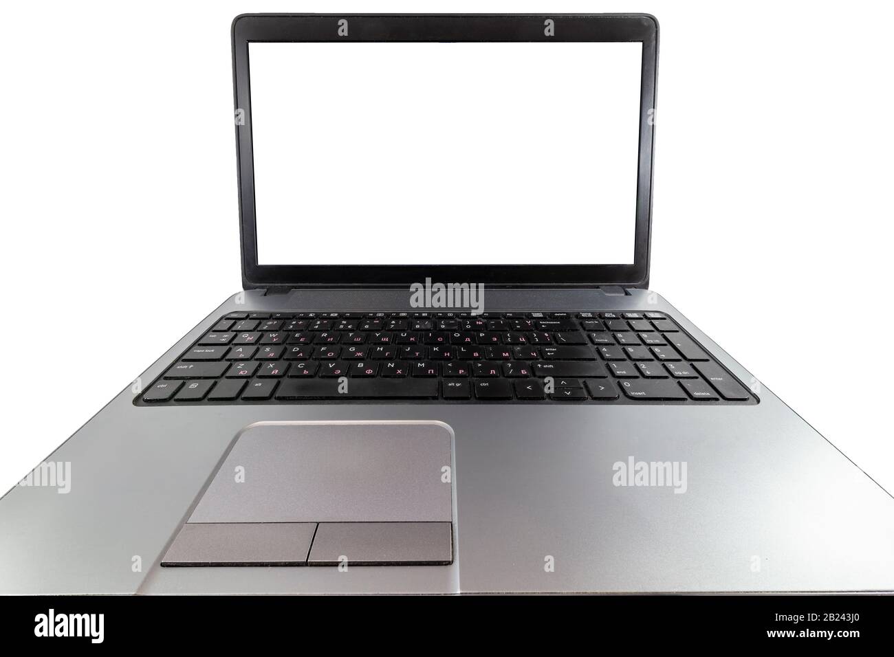Niedrige Sicht auf einen Laptop mit leerem Bildschirm, der auf weißem Hintergrund isoliert ist Stockfoto
