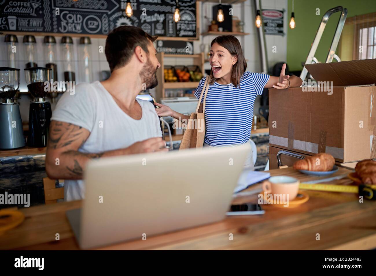 Eröffnung eines eigenen Unternehmens. Glücklicher Mann und Frau als Geschäftspartner. Stockfoto