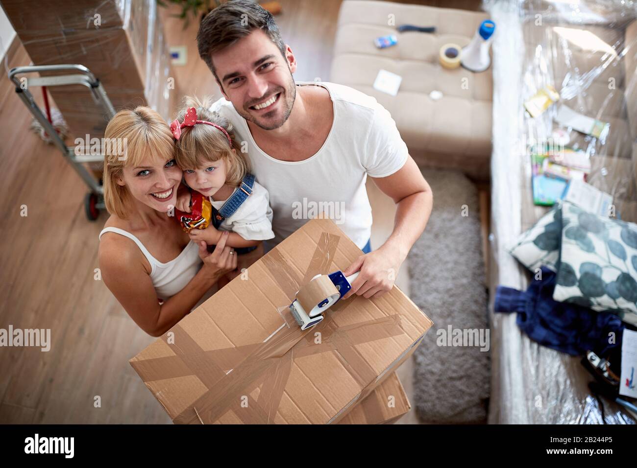 Draufsicht über eine Familie, die Sachen in Schachteln für den Transport verpackt, bewegt, neu beginnt, Familienkonzept Stockfoto