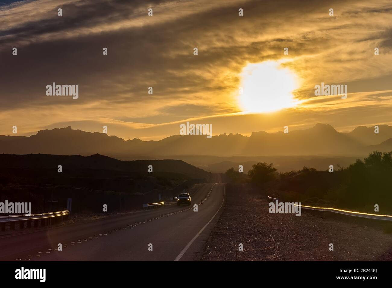 Single Car auf S.Casino Dr.bei Sunrise.Laughlin, NV. Stockfoto