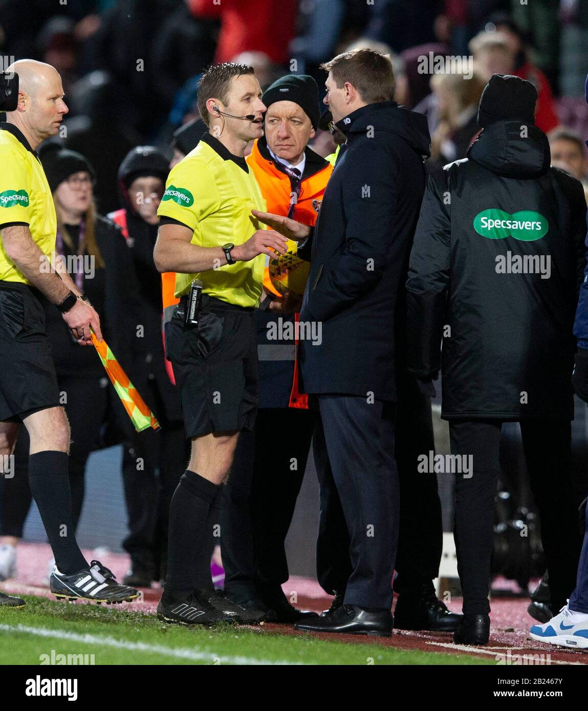 Rangers Steven Gerrard argumentiert mit Schiedsrichter Steven McLean zur Halbzeit beim Viertelfinalspiel William Hill Scottish Cup im Tynecastle Park, Edinburgh. Stockfoto