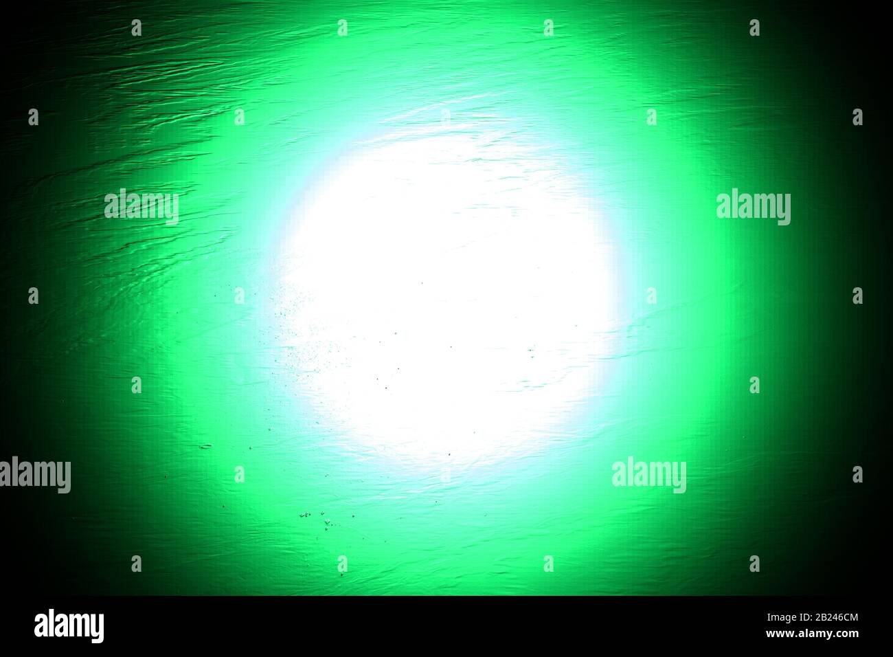 Grünes Licht kreist den Lichteffekt, glänzt rund mit grünen Lichtkreisen und bietet Platz für Ihre Botschaft Stockfoto