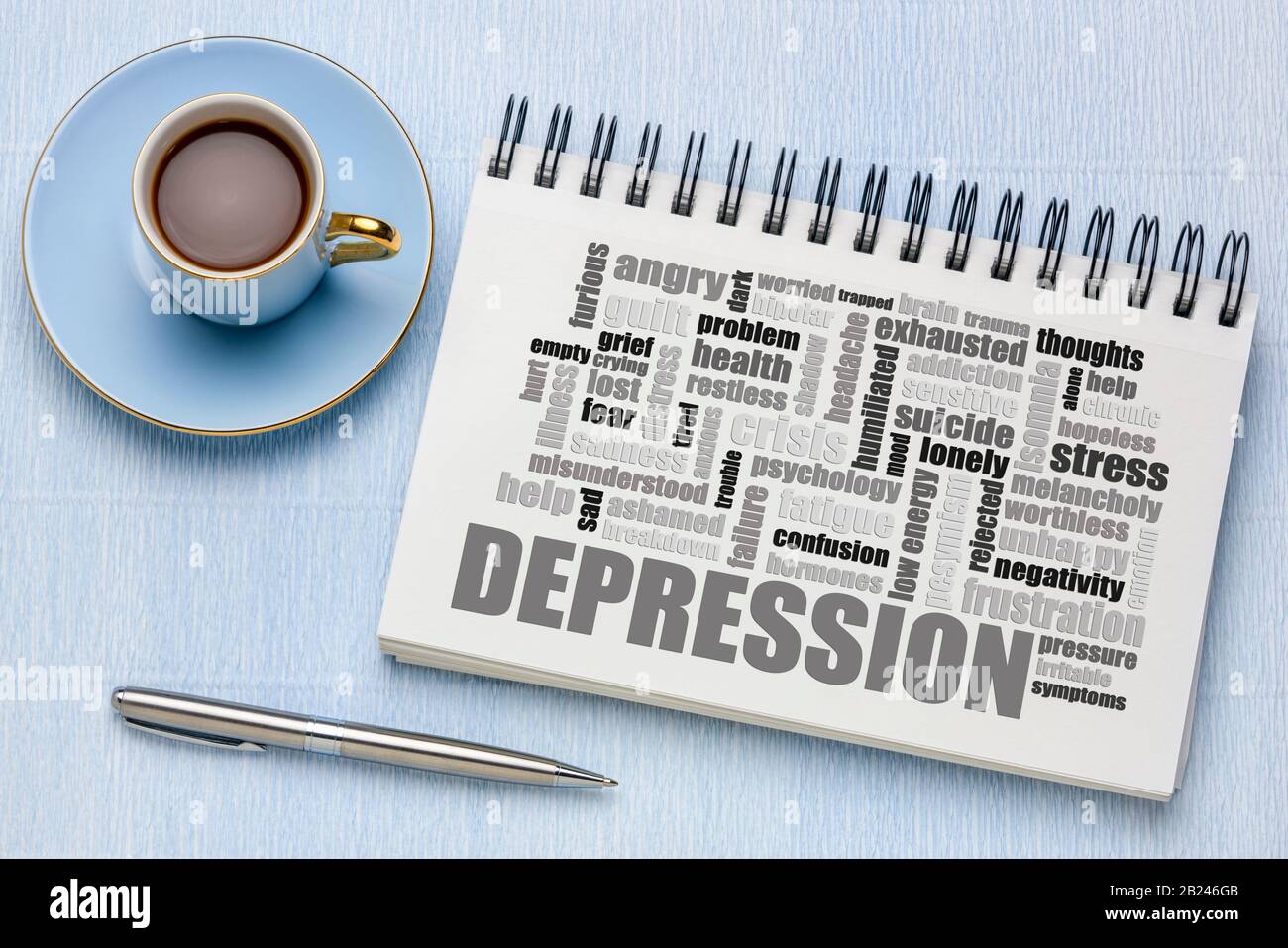 Depressionswortwolke in einem Skizzenbuch mit einer Tasse Kaffee, Wohlbefinden und einem Konzept für psychische Gesundheit Stockfoto