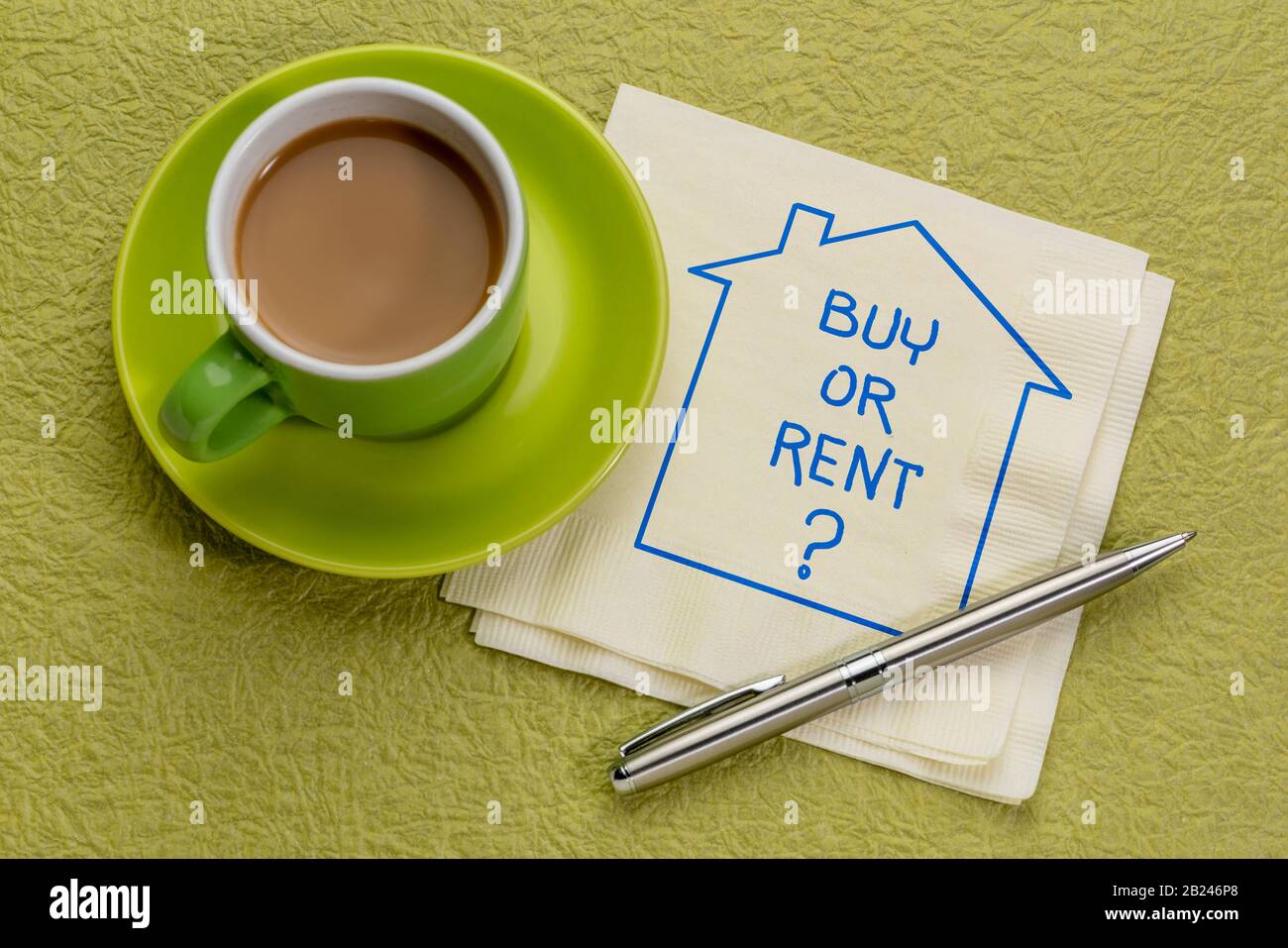 Kaufen oder mieten? Skizze und Handschrift auf Serviette mit Kaffee. Wahl, Entscheidung, Frage zum Kauf oder Mieten von Haus oder Wohnung. Stockfoto