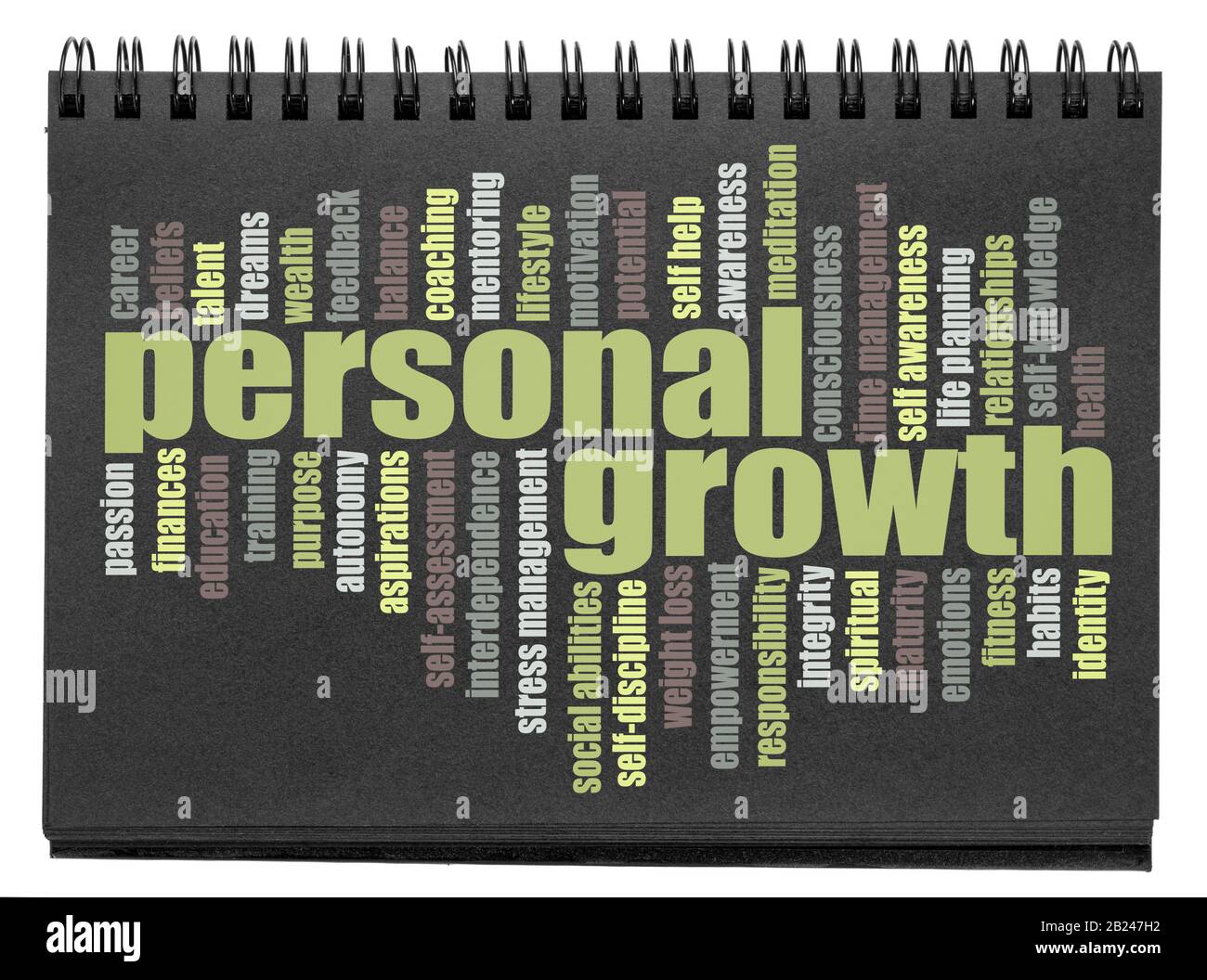 Persönliches Wachstumswort Wolke auf einem schwarzen Papierspiralskizzenbuch, Selbstverbesserung und Entwicklungskonzept Stockfoto