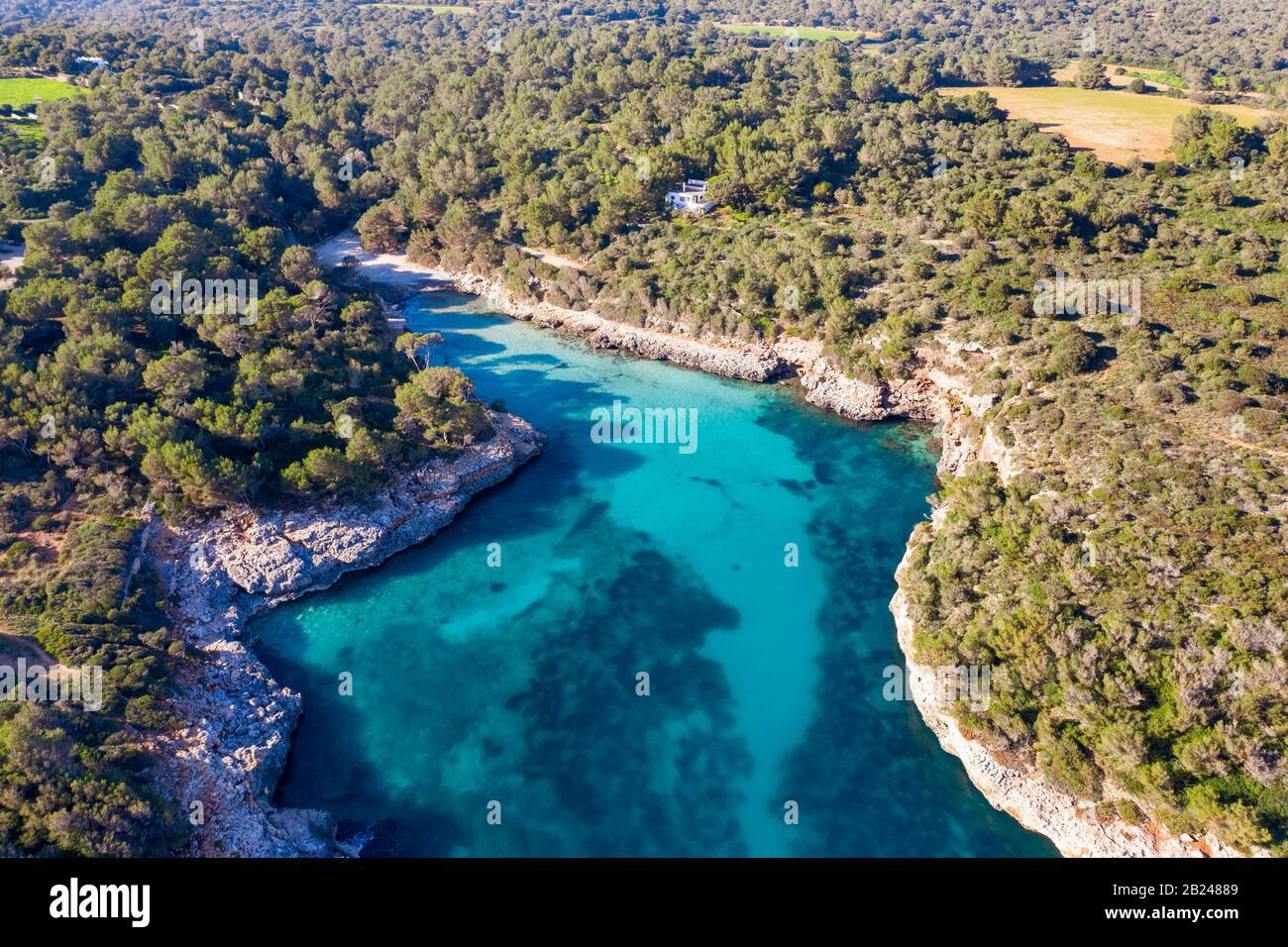 Cala Sa Nau, in der Nähe von Cala d'Or, Migjorn-Region, Drohnenschuss, Mallorca, Balearen, Spanien Stockfoto