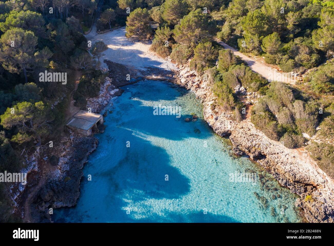 Cala Sa Nau, in der Nähe von Cala d'Or, Migjorn-Region, Drohnenschuss, Mallorca, Balearen, Spanien Stockfoto