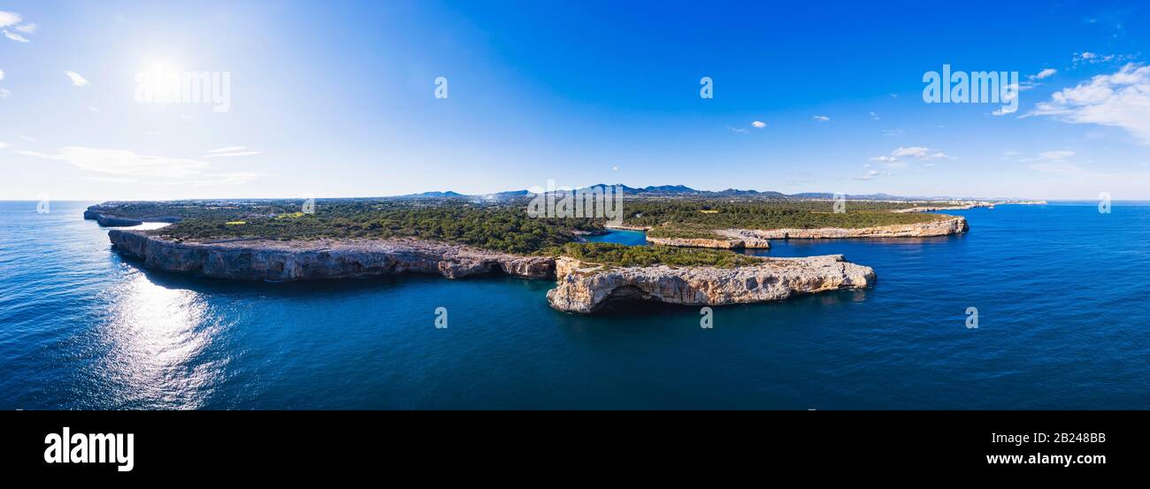 Blick auf die Ostküste mit Cala Sa Nau, in der Nähe von Cala d'Or, Migjorn-Region, Drohnenschuss, Mallorca, Balearen, Spanien Stockfoto