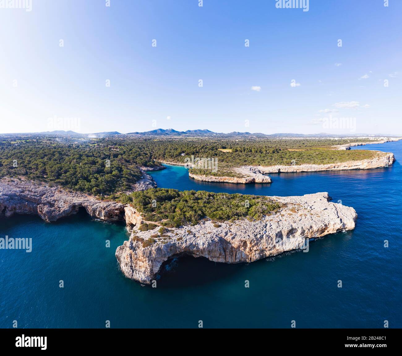 Cala Sa Nau mit Forat d'en Mengo, in der Nähe von Cala d'Or, Migjorn Region, Drohne Shot, Mallorca, Balearen, Spanien Stockfoto