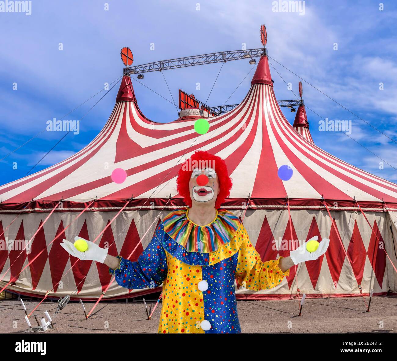Fotomontage, Clown jongliert mit Bällen vor dem Zirkuszelt, Deutschland ...