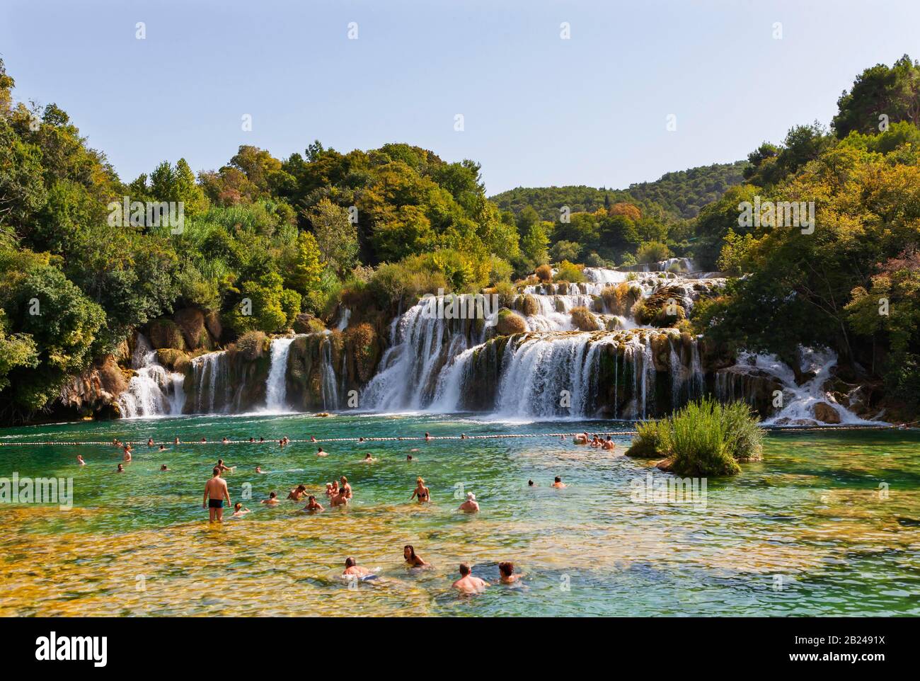 Touristen, die am Wasserfall Skradinski Buk, Nationalpark Krka, Region Sibenik-Knees, Dalmatien, Kroatien baden Stockfoto