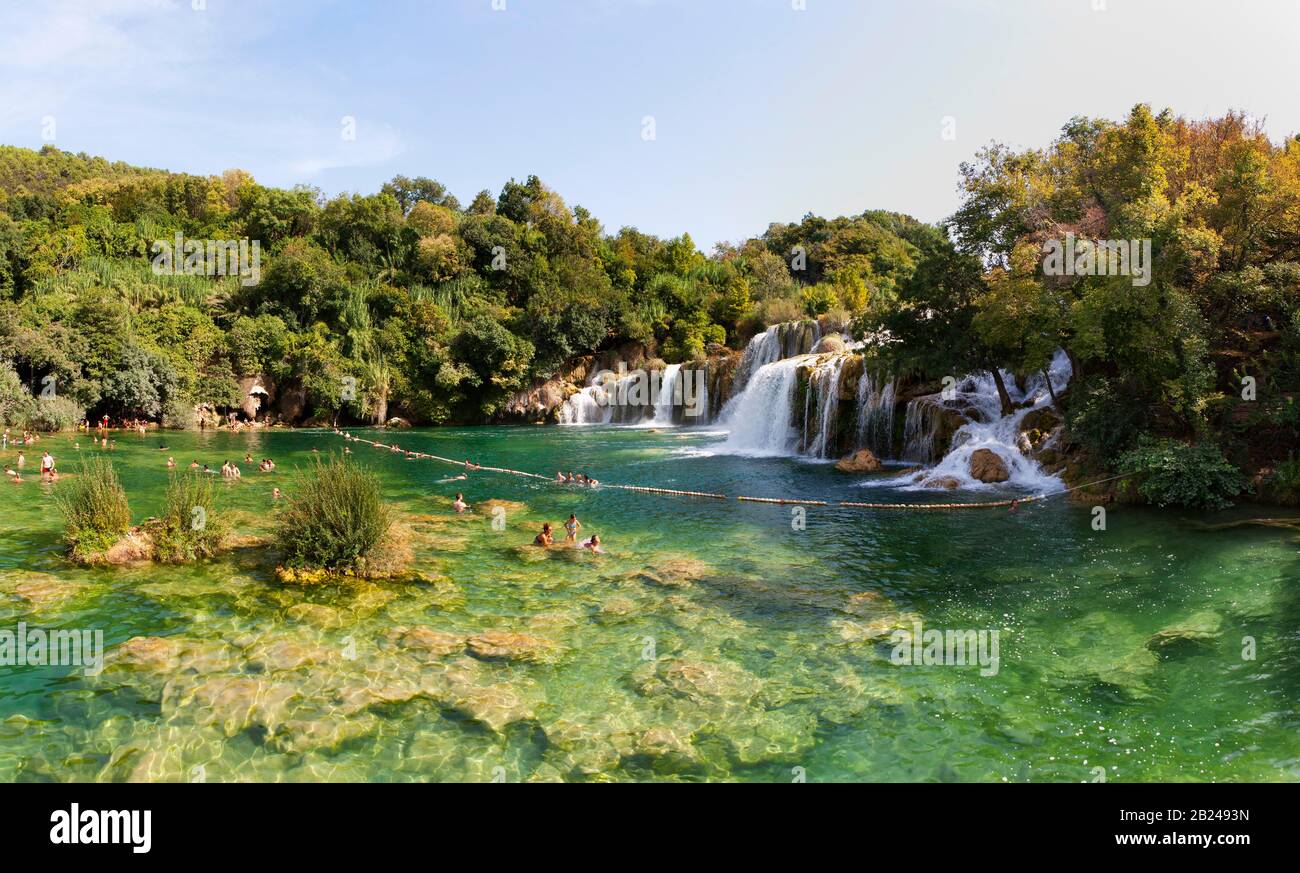 Touristen, die am Wasserfall Skradinski Buk, Nationalpark Krka, Region Sibenik-Knees, Dalmatien, Kroatien baden Stockfoto