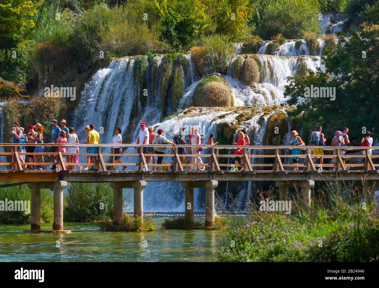 Touristen am Wasserfall Skradinski Buk, Nationalpark Krka, Region Sibenik-Knees, Dalmatien, Kroatien Stockfoto