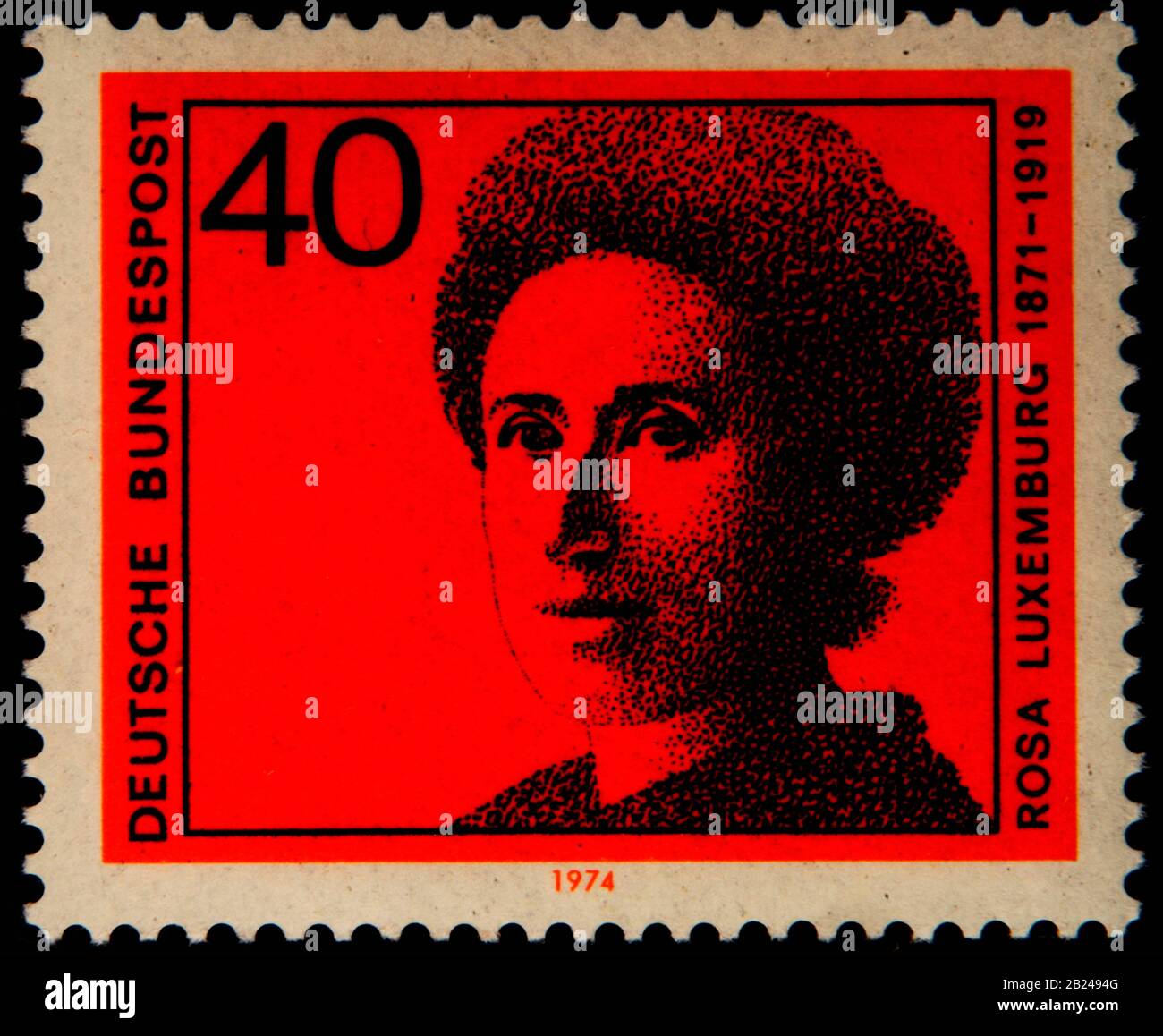 Rosa Luxemburg, eine polnische Marxistin, Philosophin, Ökonomin, Antikriegsaktivistin und Revolutionssozialistin, porträtiert auf einer deutschen Briefmarke Stockfoto