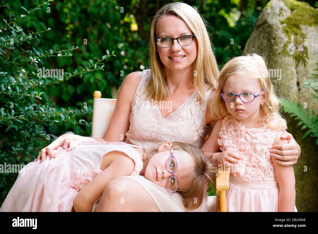 Mutter mit Töchtern, 6 Jahre alt, 3 Jahre alt, zwei Mädchen, Geschwister, Porträt, Tschechien Stockfoto