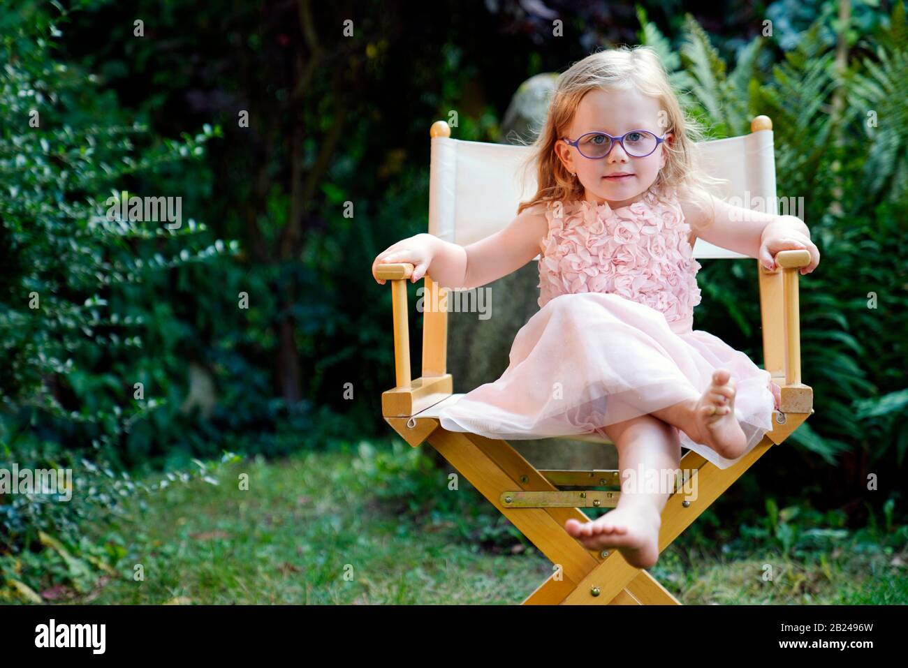 Porträt 3 Jahre altes Mädchen im Gartensessel, Tschechien Stockfoto