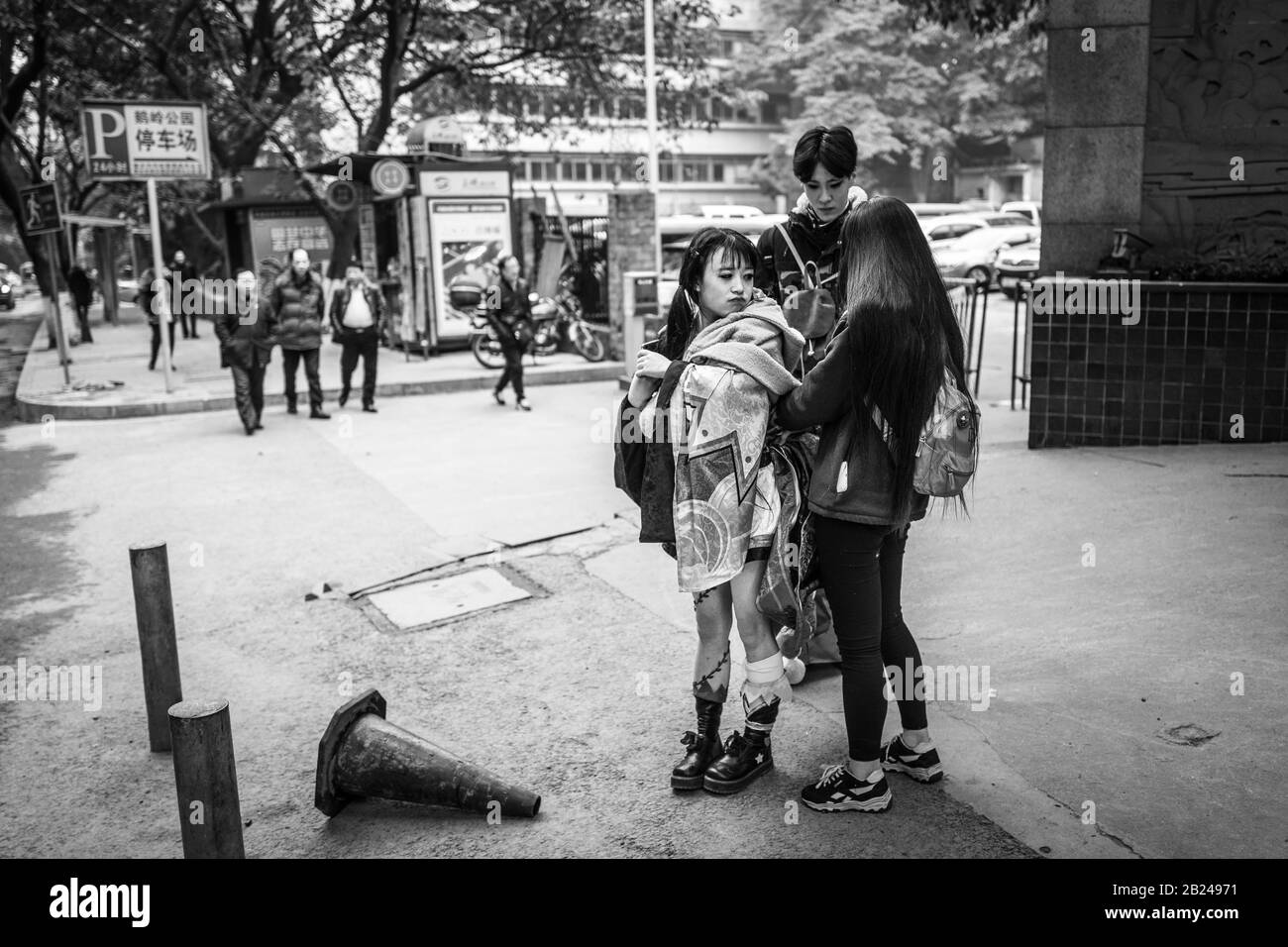Teenager nach einer betrunkenen Nacht in Chongqing, China Stockfoto