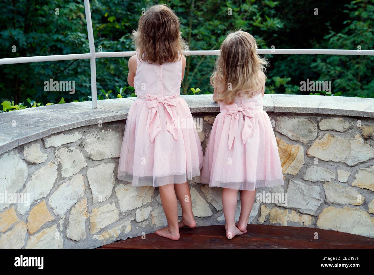 6 Jahre alt, 3 Jahre alt, zwei Mädchen, Geschwister, Blick von hinten, Tschechien Stockfoto