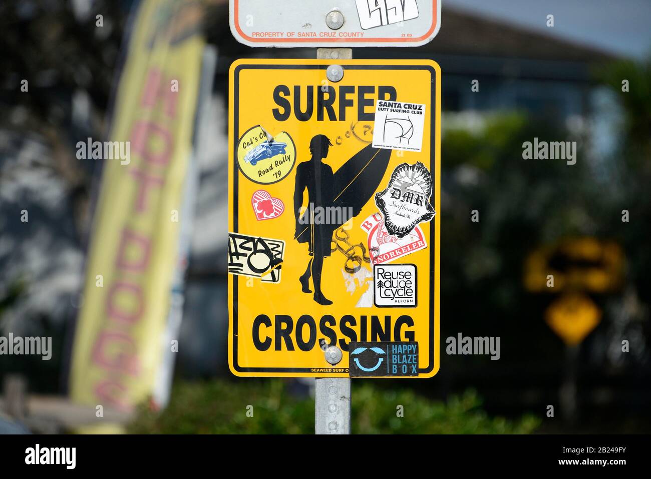 Surfer Crossing, Wegweiser zu Surfern, die die Straße überqueren, Santa Cruz, Kalifornien, USA Stockfoto