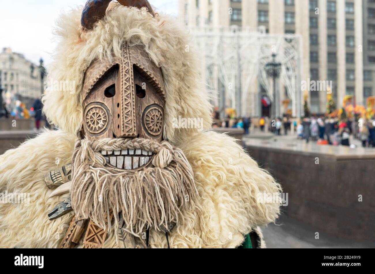 Holz-heidnische Maske beim Slawenfest Maslenitsa. Stockfoto