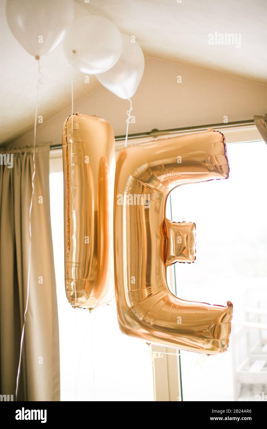 Goldene Ballons der mit Helium geblasenen Brautpaare. Stockfoto
