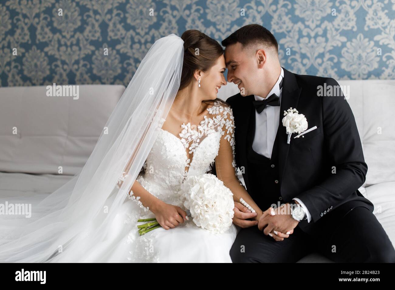 Das Brautpaar trifft sich zum ersten Mal an ihrem Hochzeitmorgen. Das erste Treffen der Brautpaar. Stockfoto