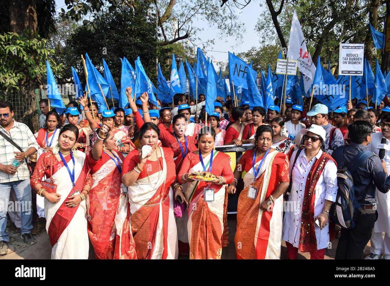 Protestierende singen Slogans während der Demonstration.APMDD (Asian Peoples Movement on Debt and Development) Mitglieder und Alle Mitglieder der indianischen Frauenföderationsgemeinschaft hielten eine massive Kundgebung in kolkata auf viele Forderungen, wie Steuergerechtigkeit, Ernährung und Gesundheit, Reduzierte und verteilen unbezahlte Pflegearbeiten und sie protestierten auch gegen die CAA (Gesetz zur Änderung der Staatsbürgerschaft) und NRC (Nationales Bürgerregister). Stockfoto