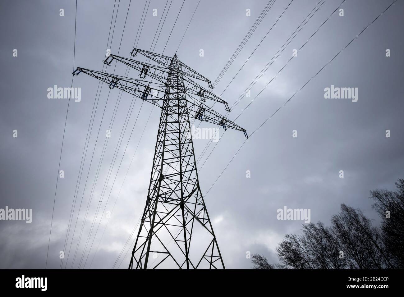 Ein Elektrizitätspylon in einem Winterhimmel Stockfoto
