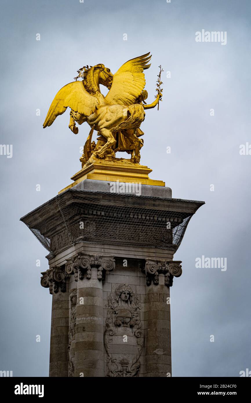 Vergoldete Fames Skulpturen auf den Socle-Gegengewichten der Brücke Pont Alexandre III über die seine, Paris, Frankreich Stockfoto