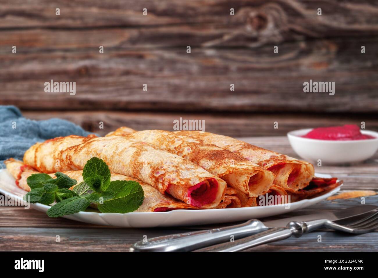 Pfannkuchen mit Rote Bete und Käse Pasta und Lachs Stockfoto