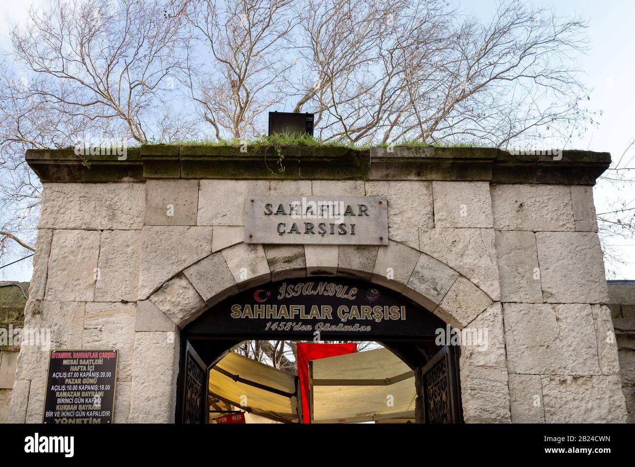 Beyazit, Istanbul / Türkei - 19.01.2019: Das Eingangstor des Alten Buchbasars / Sahaflar Carsisi, Beyazit, Istanbul, Türkei. Stockfoto