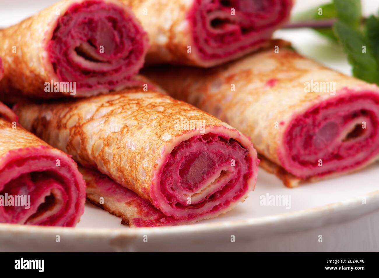 Pfannkuchen mit Rote Bete und Käse Pasta und Lachs Stockfoto