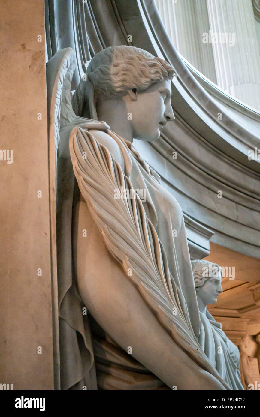 Zwölf Frauensiege (victoires)-Statuen umkreisen das Grab von Napoleon Bonaparte. Les Invalides. Paris, Frankreich Stockfoto