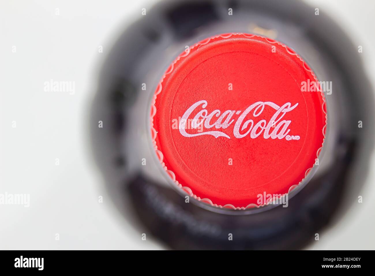 Calgary Alberta, Kanada. Feb. 2020. Draufsicht auf eine Coca Cola Plastikflasche Stockfoto