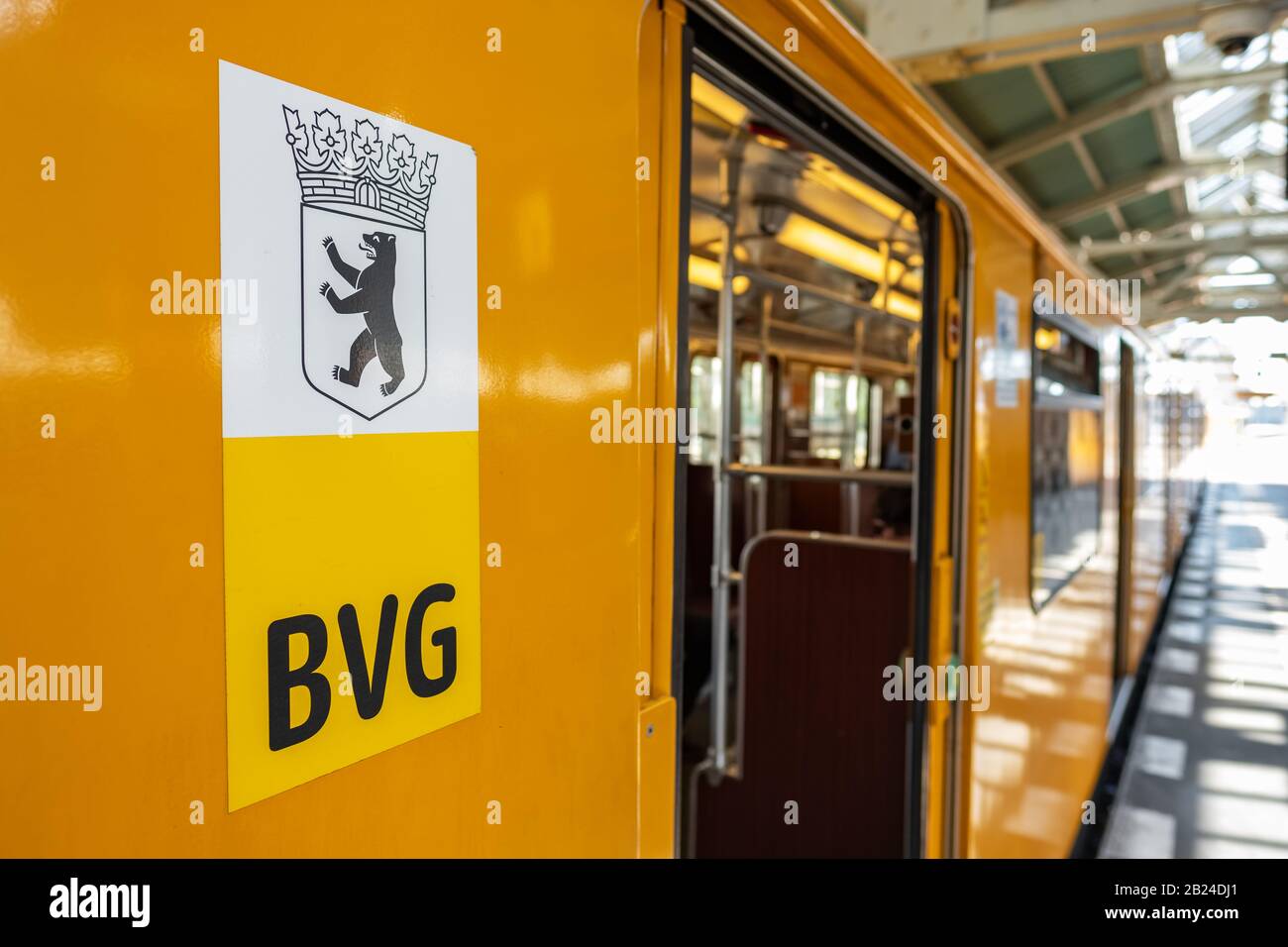 BVG Berlin Logo Nahaufnahme auf dem gelben Zug in Berlin, Deutschland Stockfoto