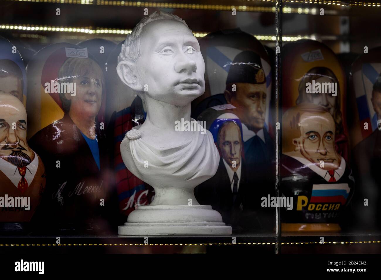 Matrjoschka Puppen mit Bildern von politischen Führern und der Büste des russischen Präsidenten Wladimir Putin in einem Souvenirladen in der Tverskaya Straße in Moskau, Russland Stockfoto