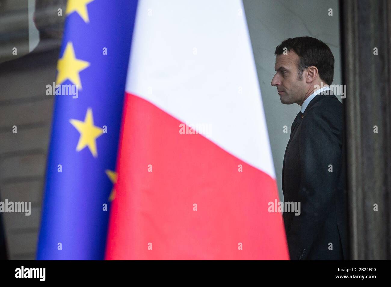 Paris, Frankreich. Feb. 29, 2020. Paris, Frankreich. Februar 2020. Der französische Präsident Emmanuel Macron wird vor einer Kabinettssitzung auf der COVID-19 in Paris, Frankreich, am 29. Februar 2020 gesehen. Frankreich hat bis Samstagmittag 73 Fälle von Coronavirus-Infektionen bestätigt, und die Regierung hat beschlossen, strengere Maßnahmen zur Eindämmung ihrer Ausbreitung zu ergreifen, kündigte Gesundheitsminister Olivier Veran an an. Kredit: Aurelien Morissard/Xinhua/Alamy Live News Stockfoto