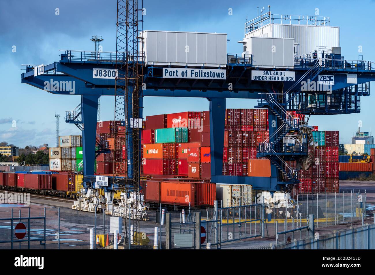 Eisenbahncontainer Shipping UK. Intermodale Container, die für den Weitertransport vom Containerhafen Felixstowe in Güterzüge verladen werden. Stockfoto