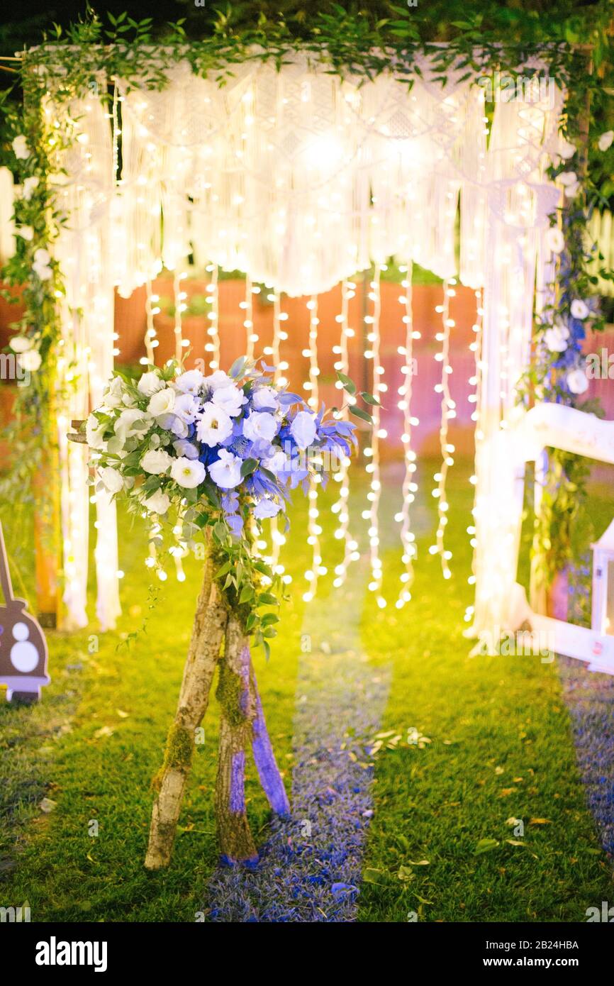 Dekorierter Hochzeitsbogen. Hochzeitsfeier im Wald. Stockfoto