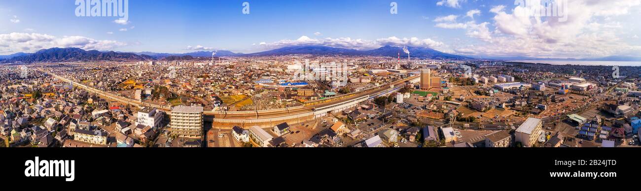 Stadt und Bahnhof von Shin Fuji in Japan in der Nähe des Fujiyama. Breites Luftpanorama über die gesamte Küste. Stockfoto
