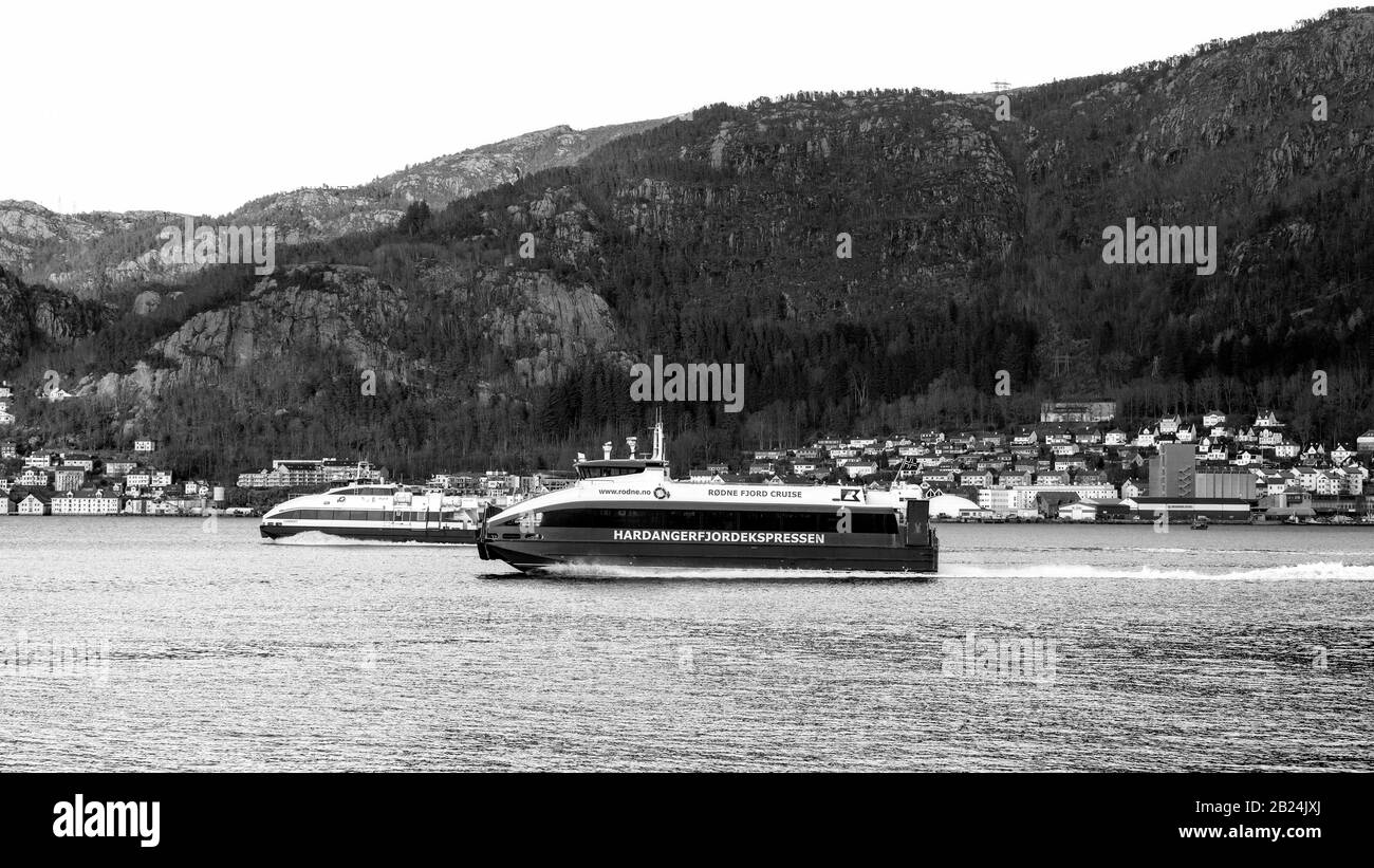 Hardangerfjordekspressen, schneller Passagierkatamaran Rygerfonn am Byfjorden, Abfahrt vom Hafen von Bergen, Norwegen. Anderer Katamaran Fjordkatt Stockfoto