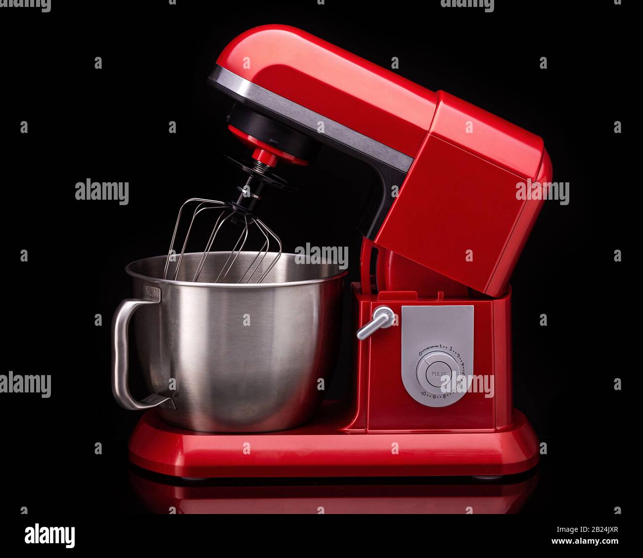 Roter, eleganter Mixer zum Kochen. Auf schwarzem Hintergrund Stockfoto