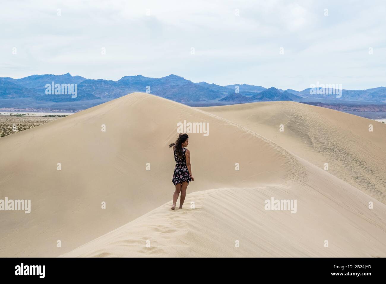 Frau, die den Blick auf die Mesquite Flat Sand Dunes im Tod Valley National Park California genießt. Stockfoto