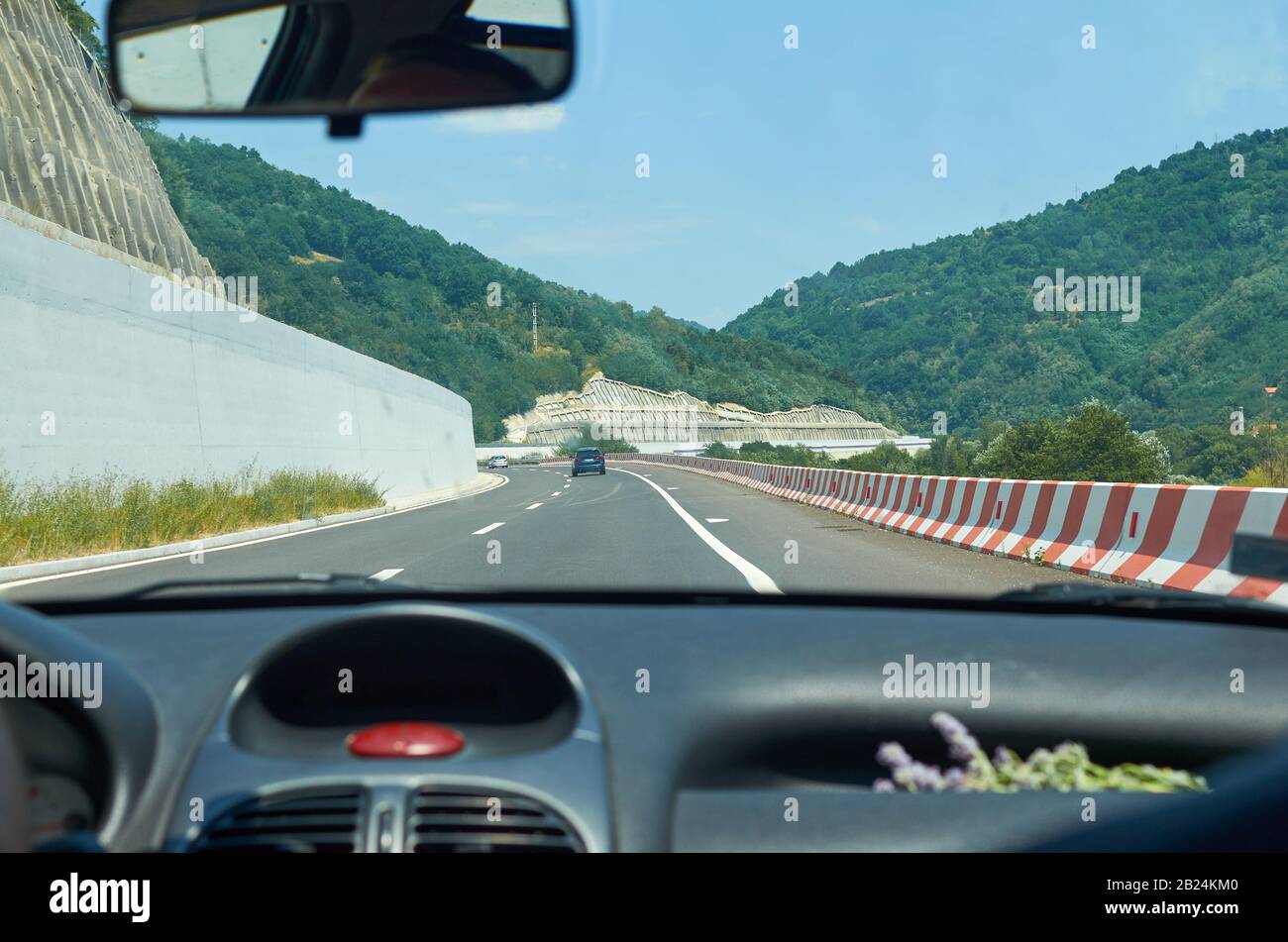 Verkehr mit geringer Verkehrsintensität auf einer Autobahn in einer Schlucht Stockfotografie Alamy
