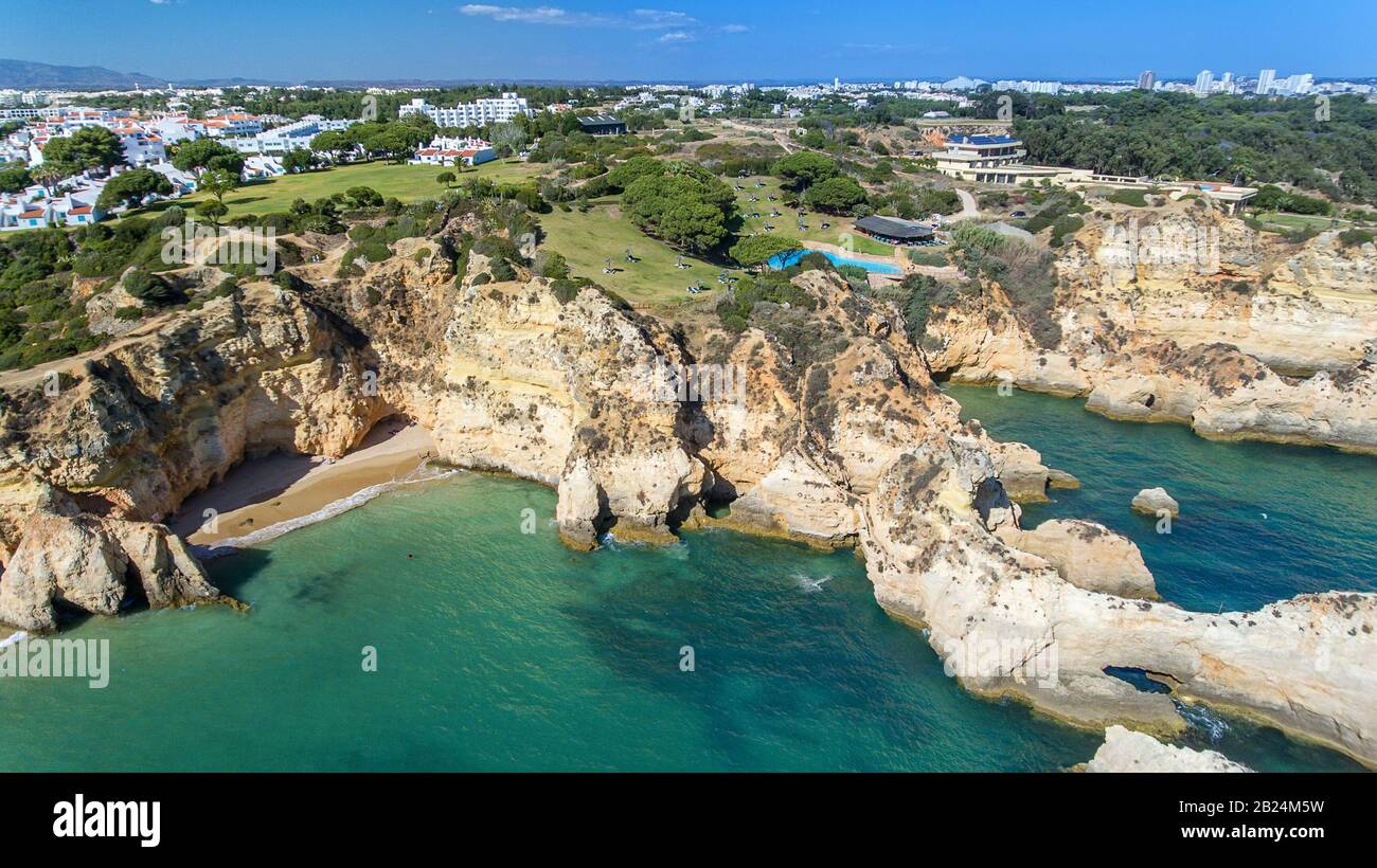 Antenne. Blick auf die portugiesischen Strände Prainha, Tres Irmaos. Portimao. Stockfoto