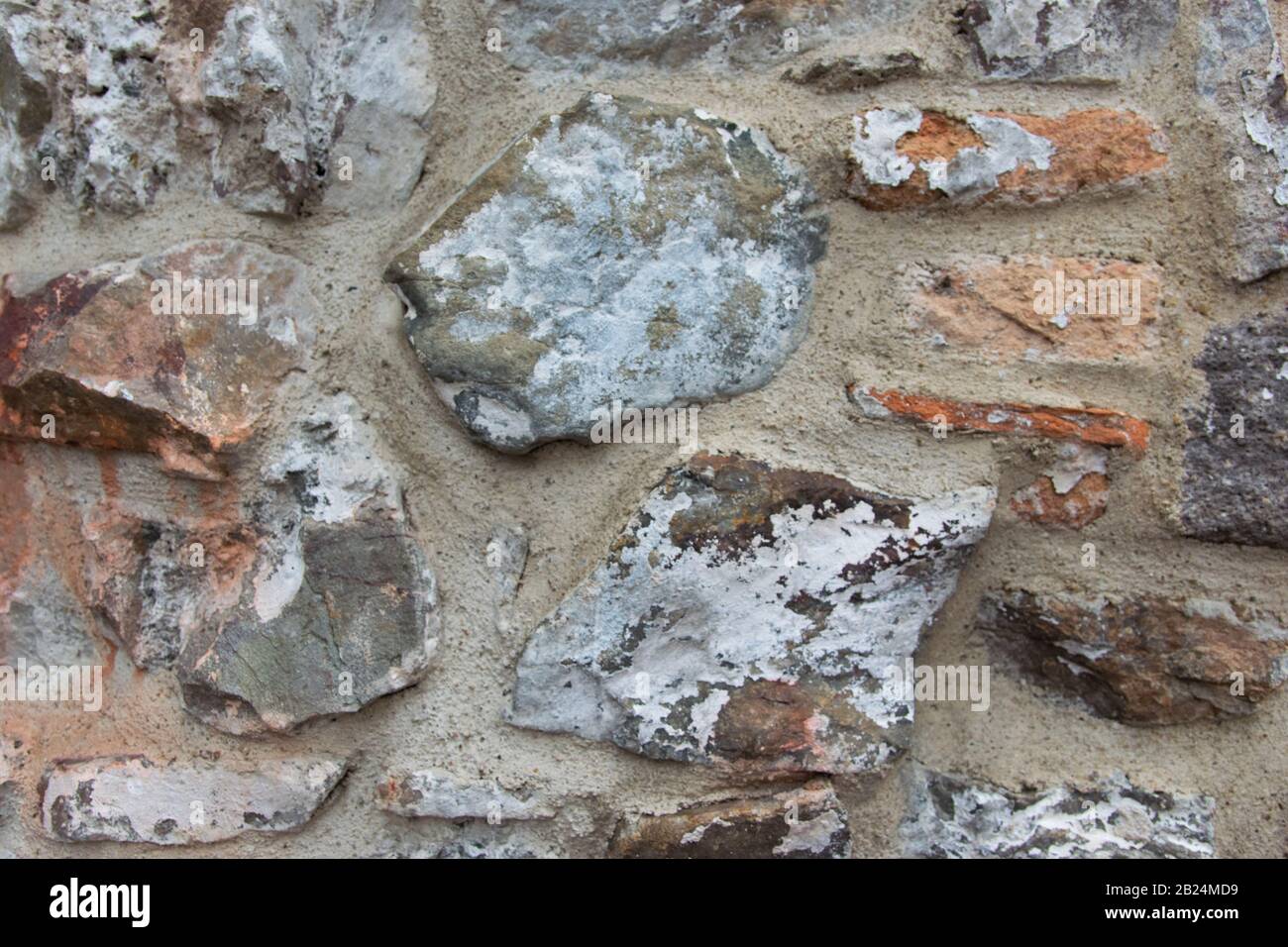 Bauliche Mauer des antiken Gebäudes des letzten Jahrhunderts aus einem Stein. Alte Wandstruktur aus Backstein. Grunge breite Ziegelmauer. Kopierbereich. Stockfoto