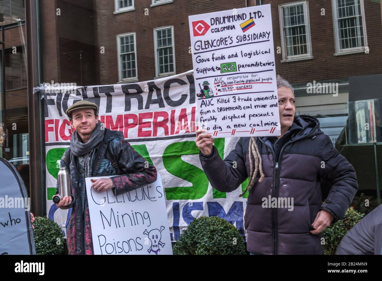 London, Großbritannien. Februar 2020. Erdstreik und andere Klimaaktivisten protestieren in den Mayfair-Büros eines Teils des britischen multinationalen Bergbauunternehmens Glencore. Als einer der größten Kohlehersteller der Welt profitieren sie von der ökologischen Zerstörung, um Mineralien wie Kobalt, Kupfer und Lithium zu gewinnen, die in Smartphones, Computern und Elektroautos lebenswichtig sind. Kongolesische Familien verklagen sie wegen der in ihren Minen getöteten oder vermauerten Kinder, und Demonstranten gegen ihren Bergbau in mehreren Ländern wurden von der Polizei gewaltsam angegriffen oder ermordet. Peter Marshall/Alamy Live News Stockfoto