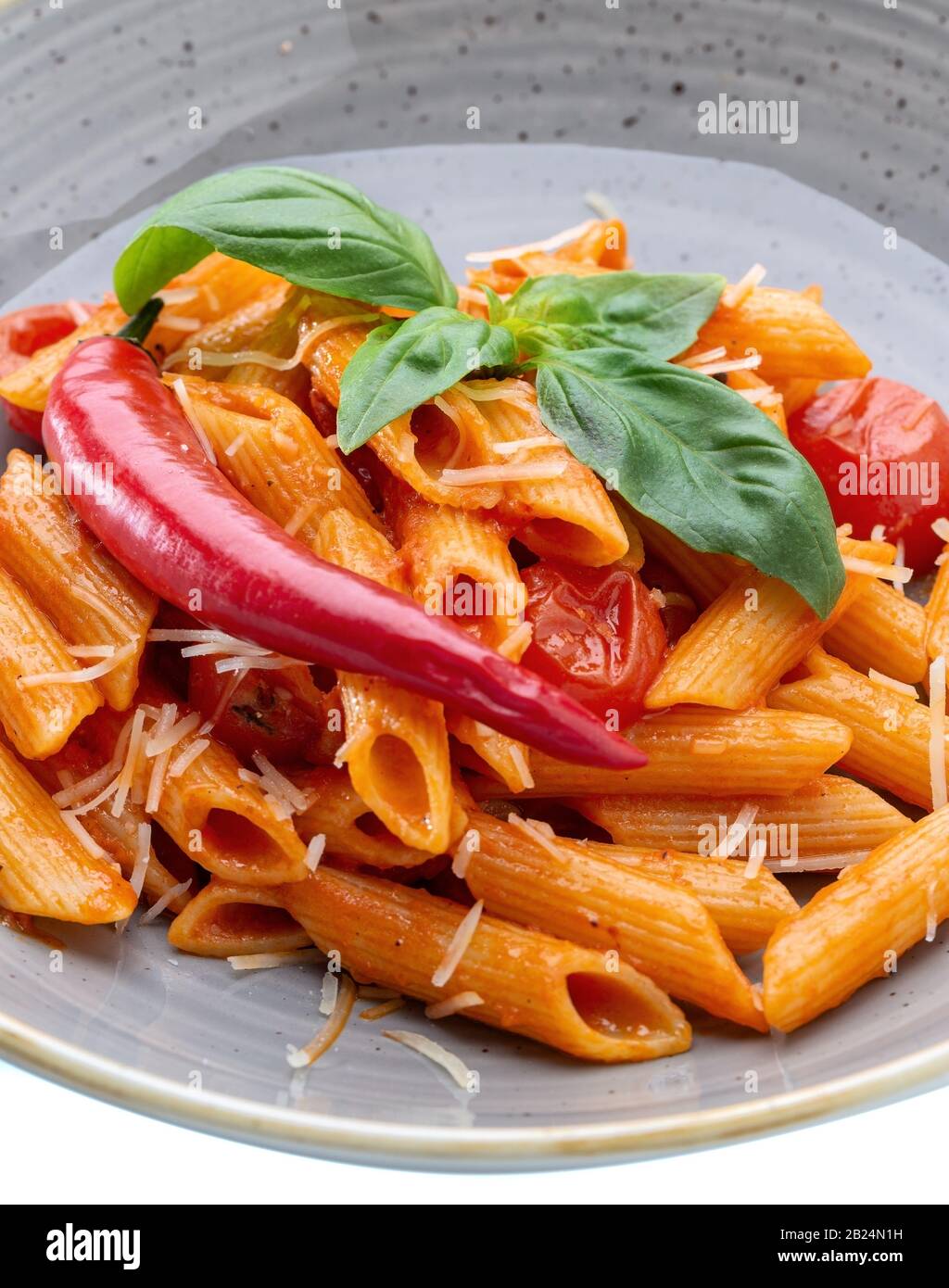 Ein wunderbares italienisches Nudelgericht in Tomaten mit Spinat und Paprika Stockfoto